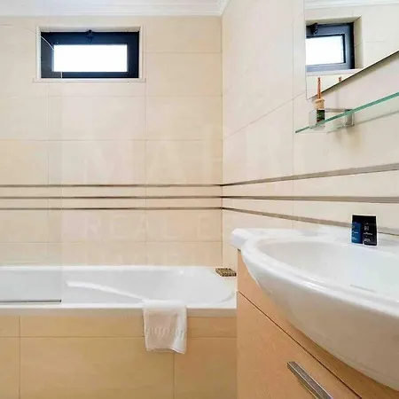Stunning 3 Bed In Vale Do Lobo With Membership 3 Mins From And Golf Loule