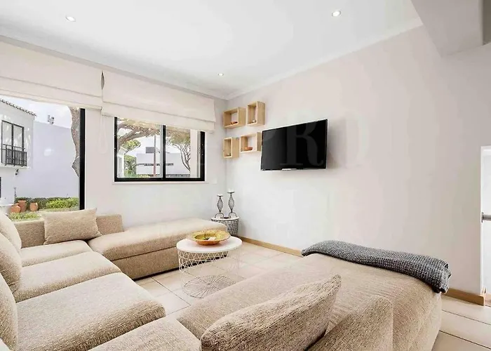 Stunning 3 Bed In Vale Do Lobo With Membership 3 Mins From And Golf 아파트 롤레
